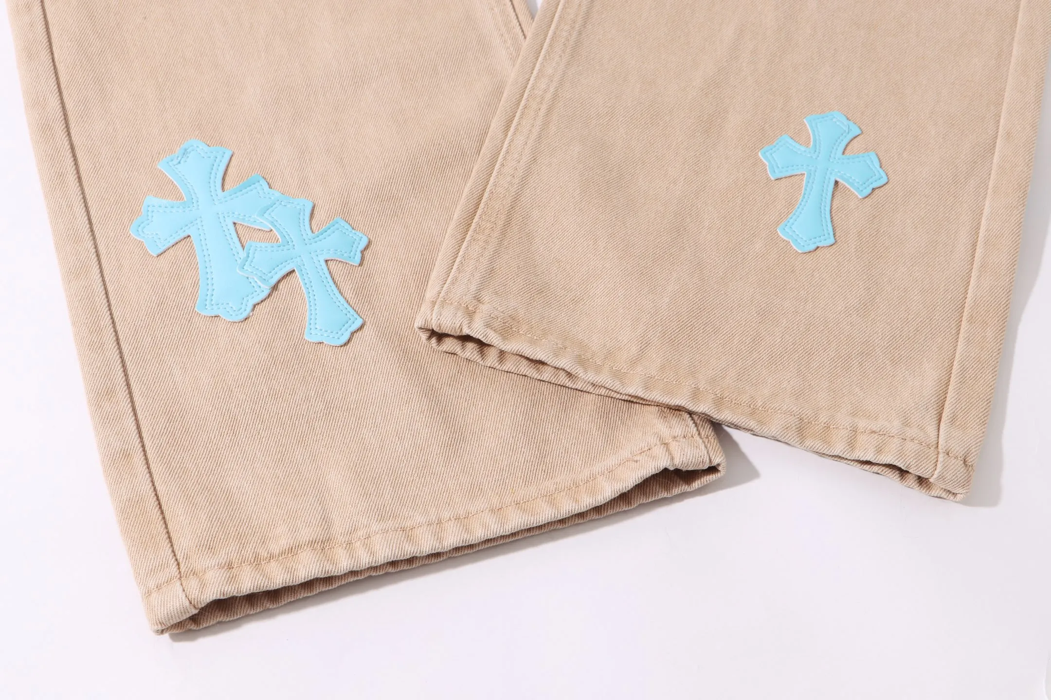 P240 Style No.: H911 Croxin & 𝐂𝐡𝐫𝐨𝐦𝐞 𝐇𝐞𝐚𝐫𝐭 ss25 white and blue patchwork jeans. Styles with different washed textures are very friendly to people with thin legs. The slightly flared version perfectly modifies the leg shape. The timeless and moderate length makes it easy to match and match. It is the basis for various styles and is a must-have in your wardrobe! The fabric is stiff but also makes the upper body soft without losing texture. The washing process is even more perfect. It is a must-have item for everyone! ! ! Washed wheat, hang tag, pants label, three labels complete Color: khaki Size: 30-32-34-36
